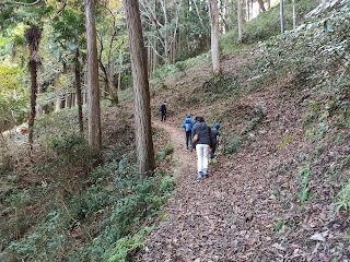 急な山道を登る