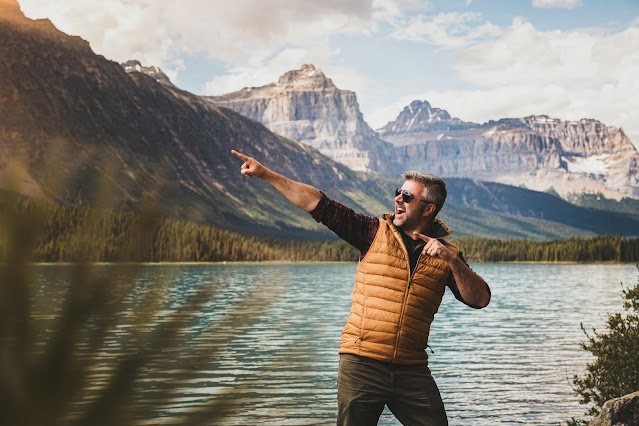 Hombre feliz frente a lago