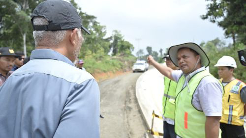 Tinjau Pengerjaan Jalan Provinsi di Mentawai, Gubernur Mahyeldi Tegaskan Akses Jalan Penting untuk Perekonomian Warga di Bumi Sikerei