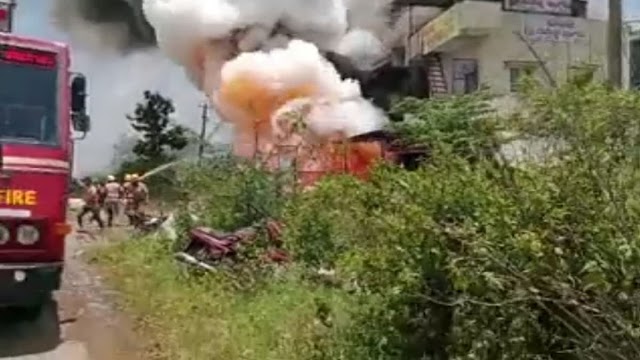 पटाखा गोदाम में लगी भीषण आग, तीन लोगों की जलकर मौत