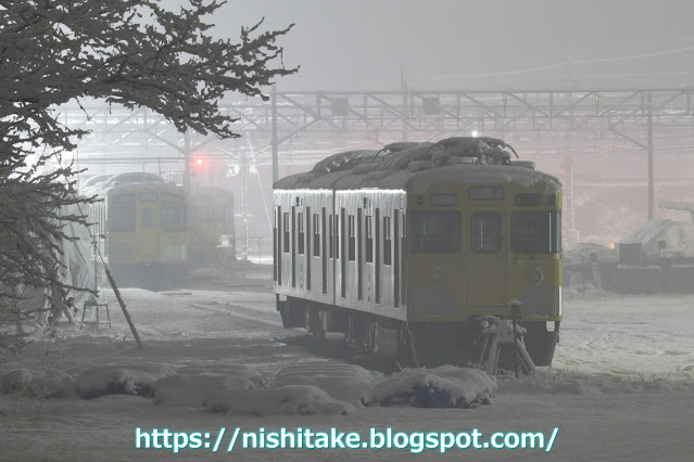 ③雪の夜の西武2000系2401F。後方は同時に回送された2519F。　横瀬車両基地　2022.2.10