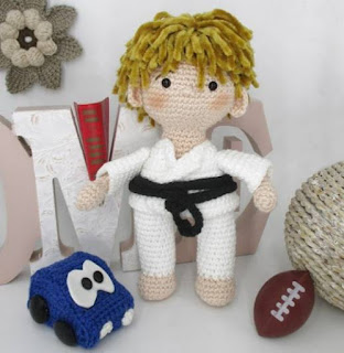 PATRON GRATIS KARATEKA AMIGURUMI 48109 👦🥋