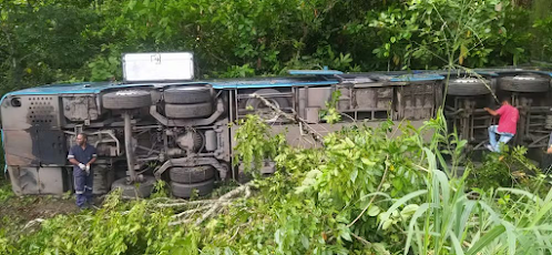 Treze pessoas ficam feridas após ônibus da Águia Branca tombar em rodovia na Bahia.