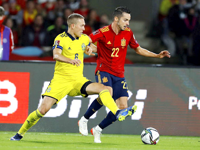 Sarabia se escapa del marcaje de Augustinsson. SELECCIÓN DE ESPAÑA 1 SELECCIÓN DE SUECIA 0. Domingo 14/11/2021, 20:45 horas. Clasificación para la Copa del Mundo de Catar 2022, fase de grupos de Europa, Grupo B, 10ª jornada. Sevilla, España, estadio de La Cartuja