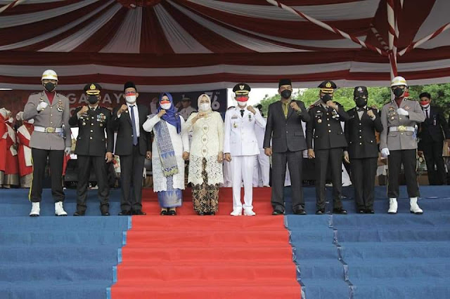 Amsakar Pimpin Upacara Penurunan Bendera Merah Putih