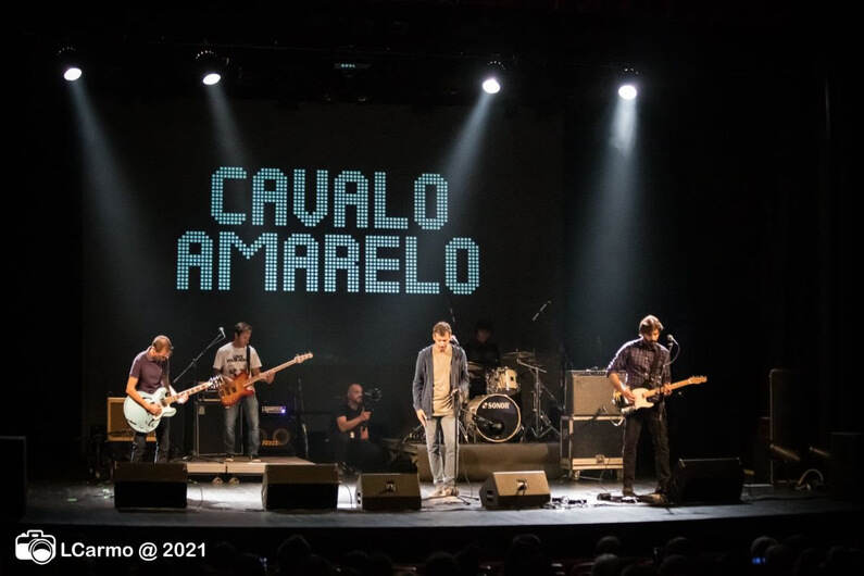 Cavalo Amarelo apresentou no último sábado dia 16 de Outubro no Cine-Teatro Paraíso em Tomar, os temas que compõem o seu EP de estreia “Senhora Mentira”. Um concerto em que estiveram presentes, Viviane e Tó Viegas dos Entre-Aspas assim como Carlos Moisés, Dalila, Cató e Paulo Bizarro da Quinta do Bill.