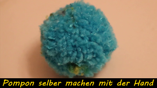 Hier zeigen wir euch Schritt für Schritt, wie man ganz leicht Pompons  mit der Hand selber machen kann. Bommel selber machen mit Finger.