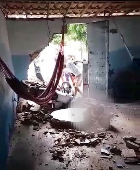 Homem morre após colidir motocicleta contra parede de residência no litoral do Ceará