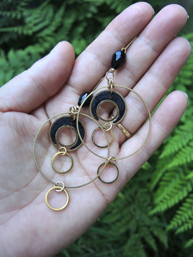 DIY oorbellen/earrings 'black and golden moon "