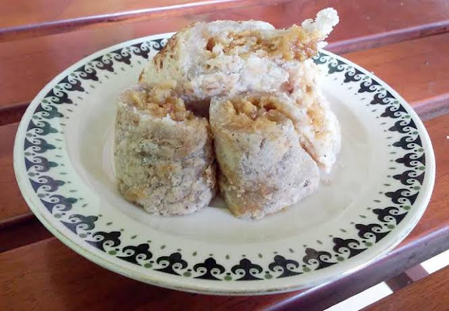 The technique for making plate sago cakes from Riau is marginally not the same as that in Maluku. To start with, the sago flour is broiled over low hotness.