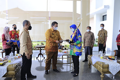 Gubernur Arinal Djunaidi Serahkan Penghargaan Pemenang Lomba Wana Lestari Tingkat Provinsi Lampung Tahun 2021