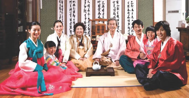 A Korean family wearing Hanbok