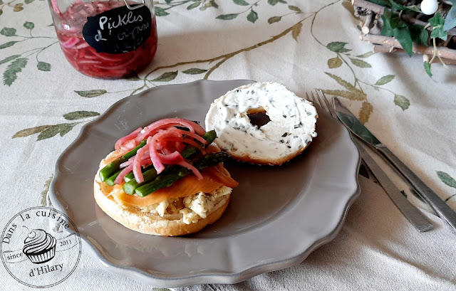 Bagel à la truite fumée, oeufs brouillés, asperges et pickles d'oignon rouge maison - Dans la cuisine d'Hilary