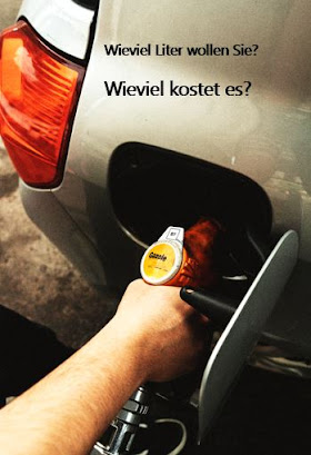 Ich möchte tanken.    Benzin (akaryakıt) almak istiyorum.   Wieviel Liter wollen Sie?  Kaç litre istiyorsunuz?  Wollen Sie Normalbenzin oder Super?  Normal benzin mi yoksa süper benzin mi istiyorsunuz?  Geben Sie mir bitte 20 Liter Super (Dieselkraftstoff).   Bana lütfen 20 litre