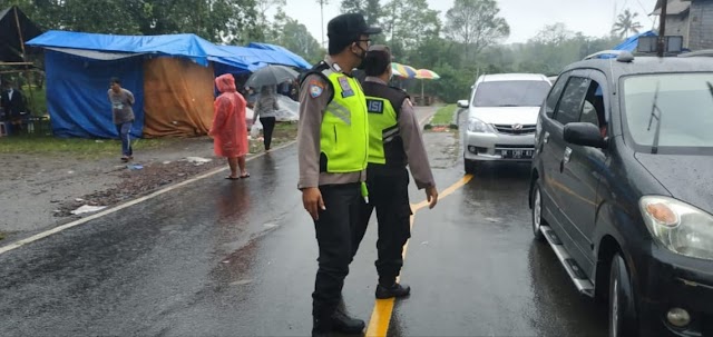Polsek Rendang Kerahkan Personil Pengamanan Sembahyang di Pura Dalem Puri Besakih