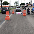 Motociclista morre ao ser arrastado por van no meio de avenida em Manaus
