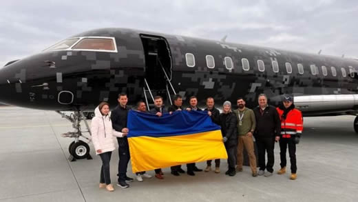 Representantes do Programa Polaris seguram uma bandeira ucraniana que voará para o espaço ainda em 2022.