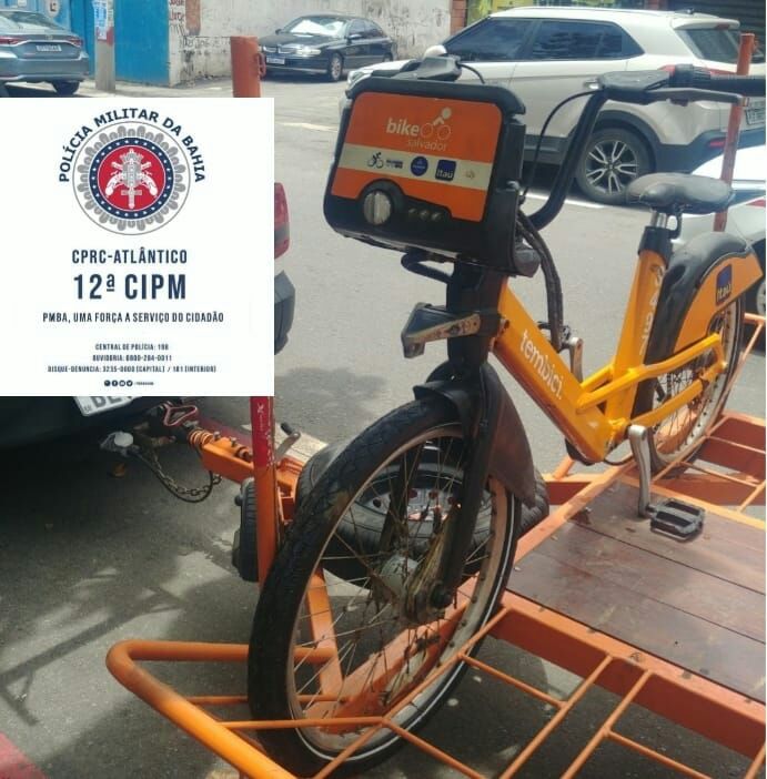 Bicicleta que serve à comunidade jogada dentro Rio Lucaia na Rua do Canal