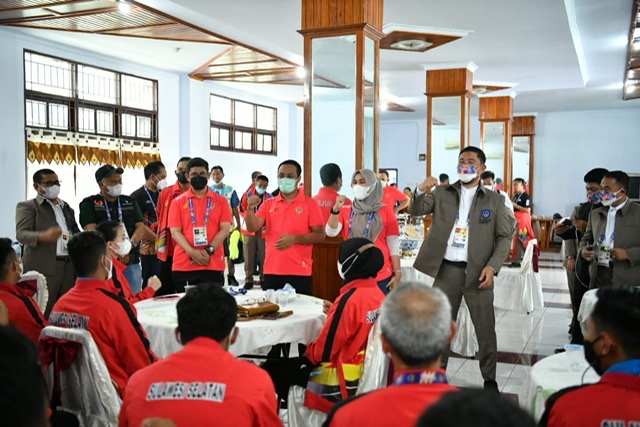 Andi Sudirman Sulaiman Semangati Kontingen Sulsel Saat Pembukaan PON XX Papua.lelemuku.com.jpg