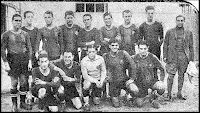 F. C. BARCELONA. Temporada 1926-27. Sancho, Mas, Samitier, Piera, Pedrol, Sagi, Carulla, Montané, Jack Domby (alias de Richard Kohn). Tonijuan (no jugó), Arnau, Llorens, Sastre y Torralba (no jugó). RED STAR OLYMPIQUE 1 F. C. BARCELONA 4 Jueves 11/11/1926, 14:45 horas. Partido amistoso. París, Francia, Stade Velodrome de Buffalo: 22.000 espectadores. GOLES: 0-1: 4’, Sagi Barba. 1-1: 15’, Nicolas. 1-2: 18’, Samitier. 1-3: 20’, Samitier. 1-4: 83’, Samitier.