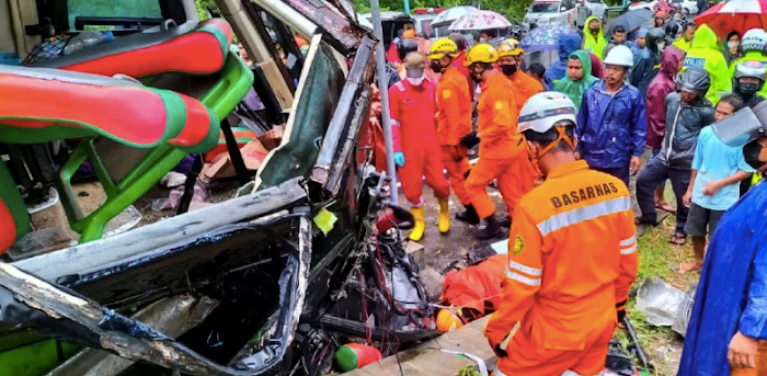 Mourning: Overturned car while attending Easter - 18 people tragically died