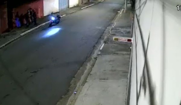  Justiciero en auto manda a volar a dos ladrones en moto y los deja graves