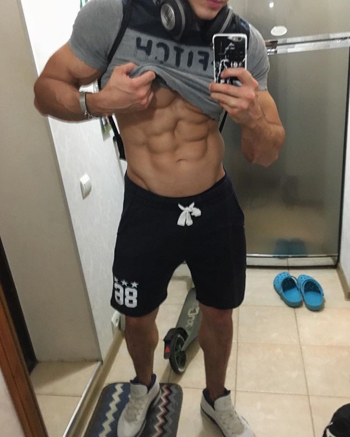 strong-shirtless-bad-boys-sexy-body-anonymous-grindr-abs-selfie