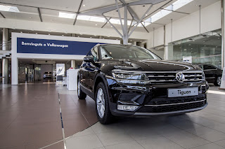 Un Volkswagen Tiguan exposé dans un magasin