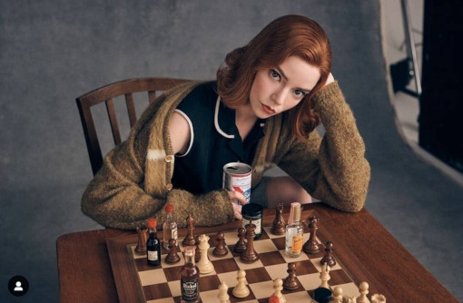Anya Taylor-Joy dans le rôle de la championne d'échecs Beth Harmon dans la série à succès le Jeu de la dame - Photo © Netflix