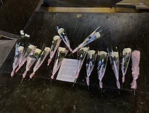 14 roses blnches pour les 14 victimes de ce massacre