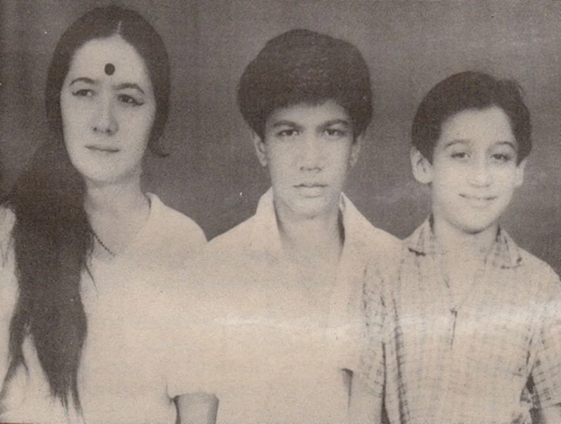 Jackie Shroff (paling kanan) Dengan Kakak dan Ibunya