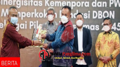 Bupati Lampung Selatan Terima Penghargaan Inisiator Olahraga Siwo PWI Pusat