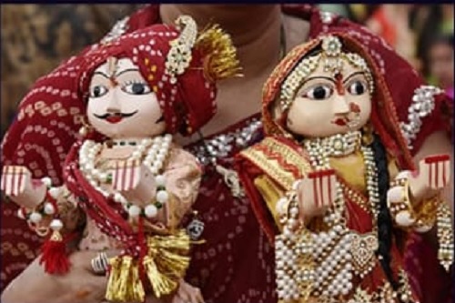 Decorating these idols is a custom associated with which festival?
