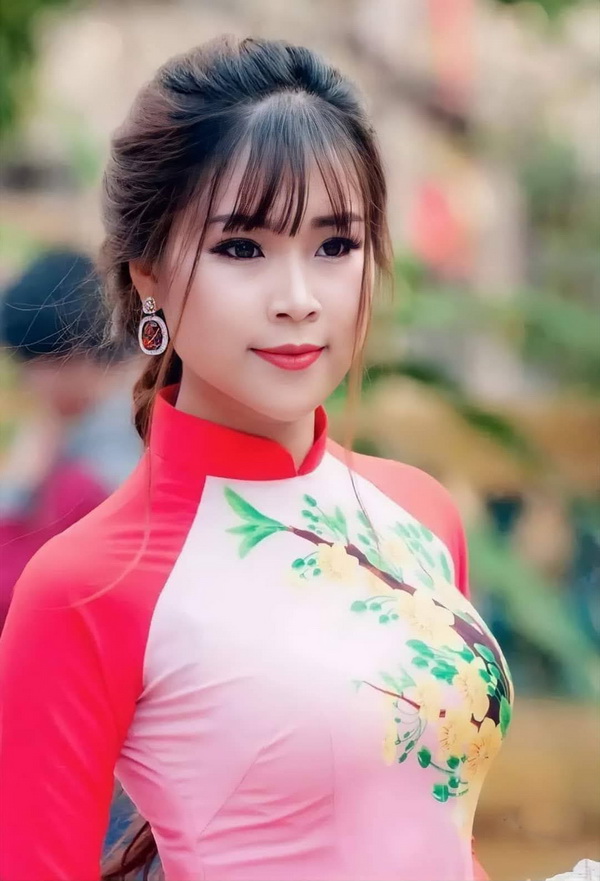 Thiếu nữ áo dài đỏ