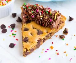 كيك الكوكيز برقائق الشوكولاتة مع صوص الفدج,chocolate chip cookies cake recipe,