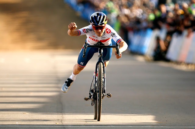 Tom Pidcock na posição superman vence mundial de ciclocross