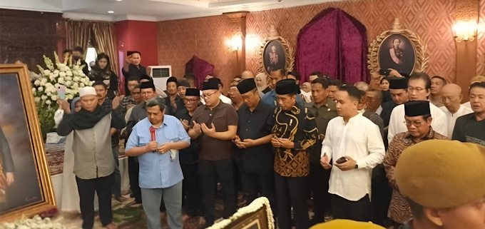 Babe Haikal Pimpin Doa Usai Mensalatkan Jenazah Mooryati Soedibyo Bersama Presiden Jokowi