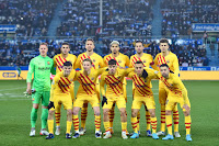 F. C. BARCELONA. Temporada 2021-22. Ter Stegen, Ferran Torres, Luuk De Jong, Ronal Araújo, Sergio Busquets, Gerard Piqué. Pedri, Frenkie De Jong, Abde, Dest y Jordi Alba. DEPORTIVO ALAVÉS 0 F. C. BARCELONA 1 Domingo 23/01/2022, 21:00 horas. Campeonato de Liga de 1ª División, jornada 22. Vitoria, Álava, estadio de Mendizorroza: 14.056 espectadores. GOLES: 0-1: 87’, Frenkie De Jong.