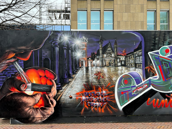 Graffiti bij Provinciehuis, man steekt joint op op leeg Binnenhof, Den Haag