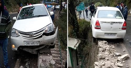 हिमाचल: पैरापिट को तोड़कर खाई में लुढ़कने से बची कार, बाल-बाल बचे पर्यटक