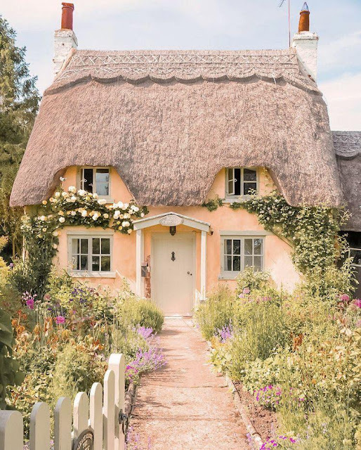 Game, Set, Thatch! - British Country Homes