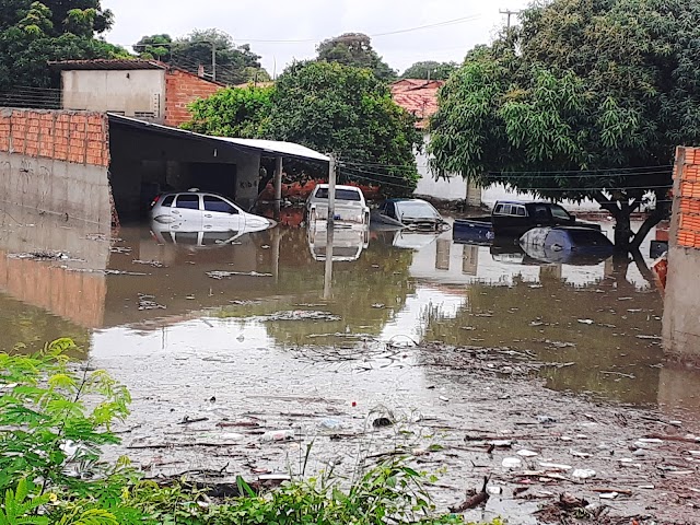 Carros ficam parcialmente submersos dentro de oficina após chuva nesta sexta em Parnaíba