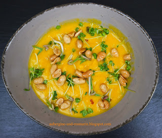 Kürbiscremesuppe mit Sprossen und Salzkaramell-Erdnüssen