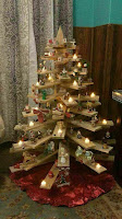 Árboles de Navidad hechos con palets de madera reciclados