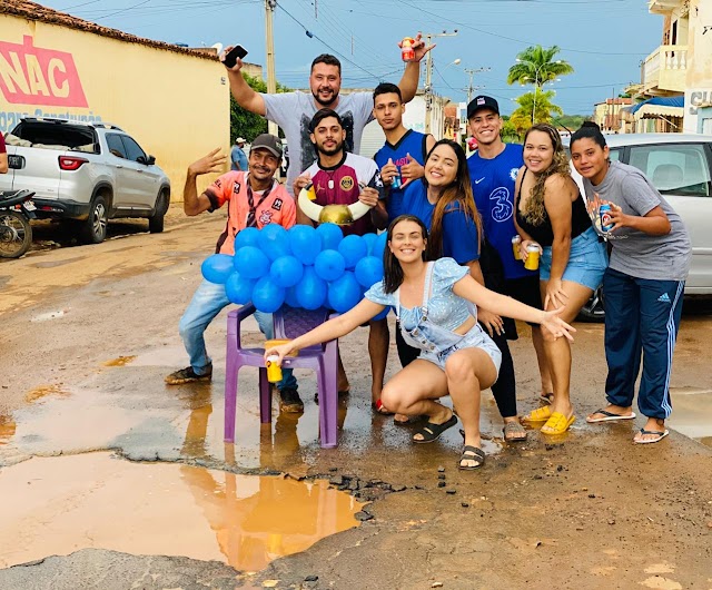 Jovens de Gameleira no Municipio de Barro Alto, comemoram aniversário de buraco em Rua
