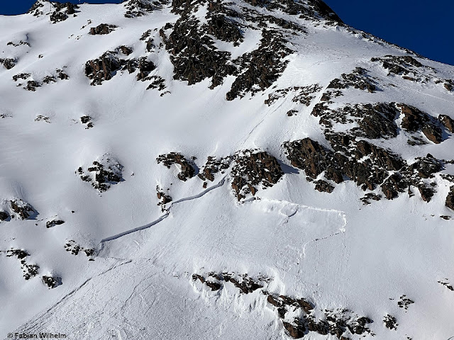 Ein durch einen Sprung ausgelöstes Schneebrett auf ca. 2600m Süd in den Ötztaler Alpen. Vermutlich reines Triebschneeproblem. Möglich: Kombiniertes Trieb- und Altschneeproblem. (Foto: 23.02.2022)