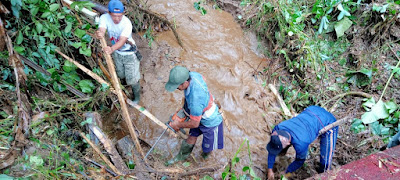 Danramil 424/03 Kota Agung: Luapan Air Di Pekon Batu Keramat Jalan Lintas Barat Sumatera Meluap Pengendara Diminta Waspada