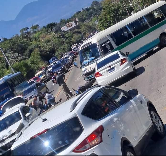 El Salvador: Accidente entre microbús y motocicleta deja un lesionado en carretera Los Chorros