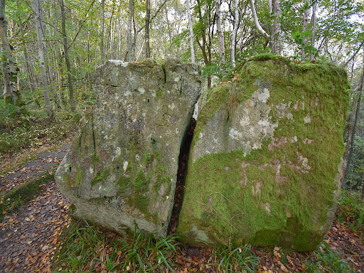 Arnecliff Wishing stone crevice