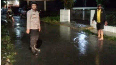 Polsek Rancabungur Lakukan Pengecekan Adanya Banjir Akibat Instensitas Curah Hujan Sangat Tinggi